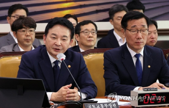 원희룡 국토교통부 장관이 20일 오전 서울 여의도 국회에서 열린 국토교통위원회 전체회의에서 의원 질의에 답변하고 있다. 사진 연합뉴스